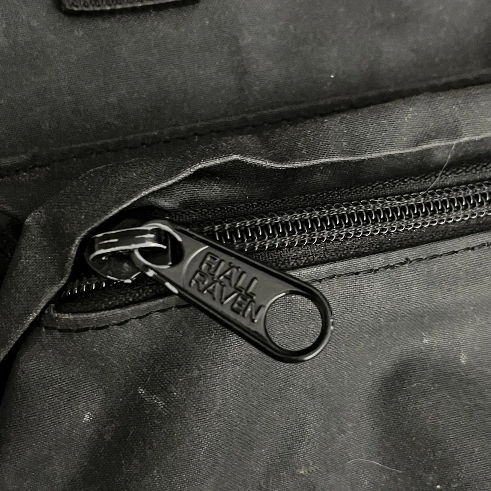 Fjall Raven KÅNKEN Charcoal EVERYDAY OUTDOOR Backpack - Picture 7 of 14